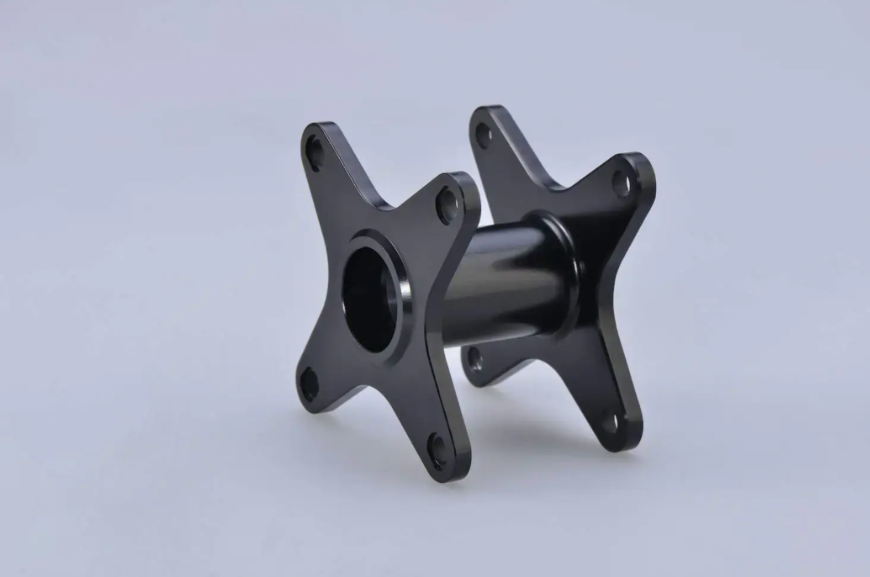 Ejemplo de un buje mecanizado con CNC y anodizado en negro.
