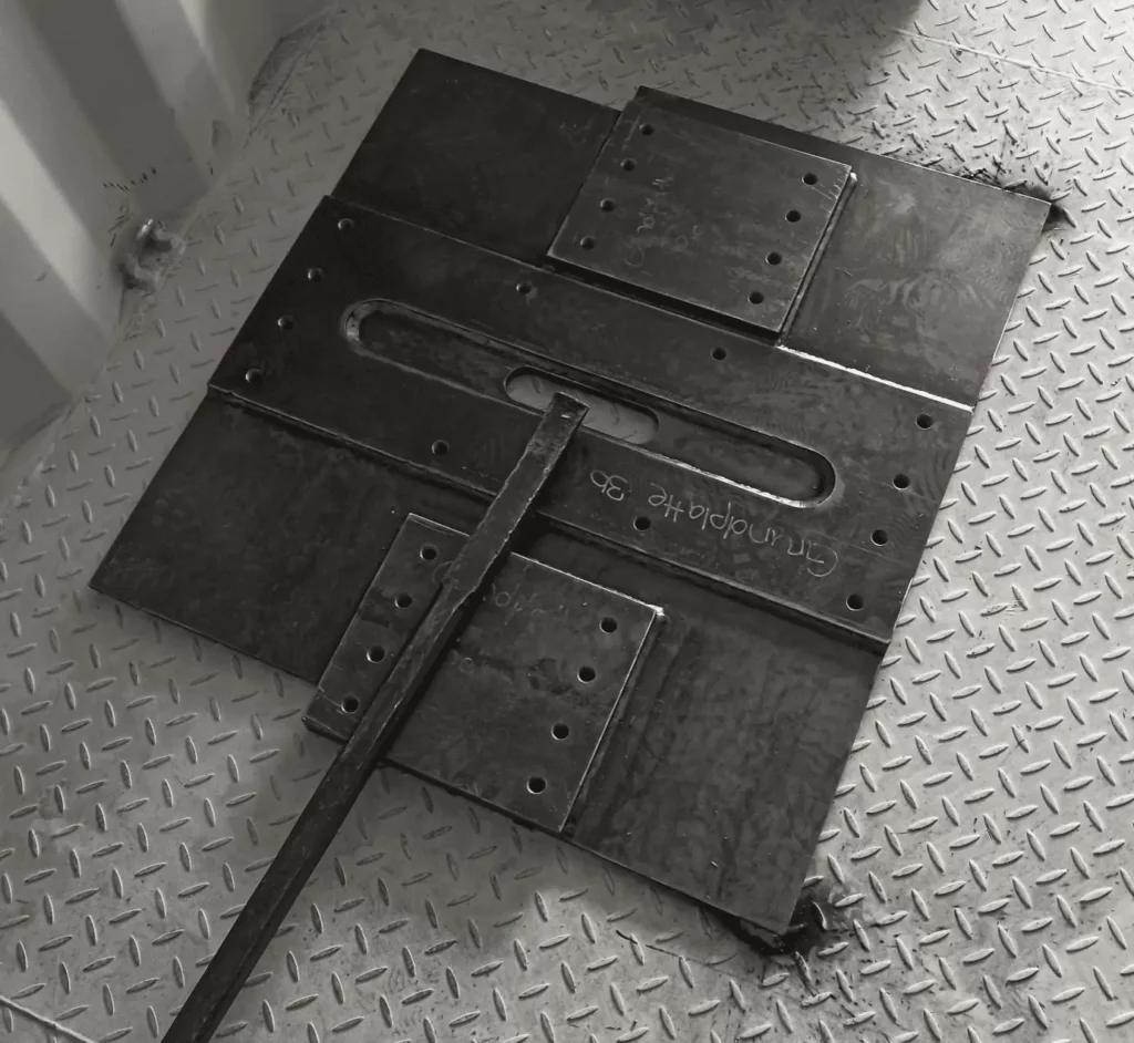 A laser-cut sheet metal plate produced by Xometry as a foundation for the pipe storage in the container ©TUM Boring