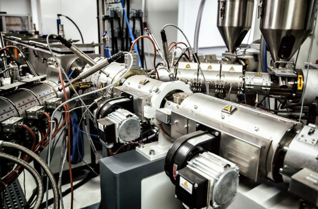 Extruder machine for extrusion of plastic material