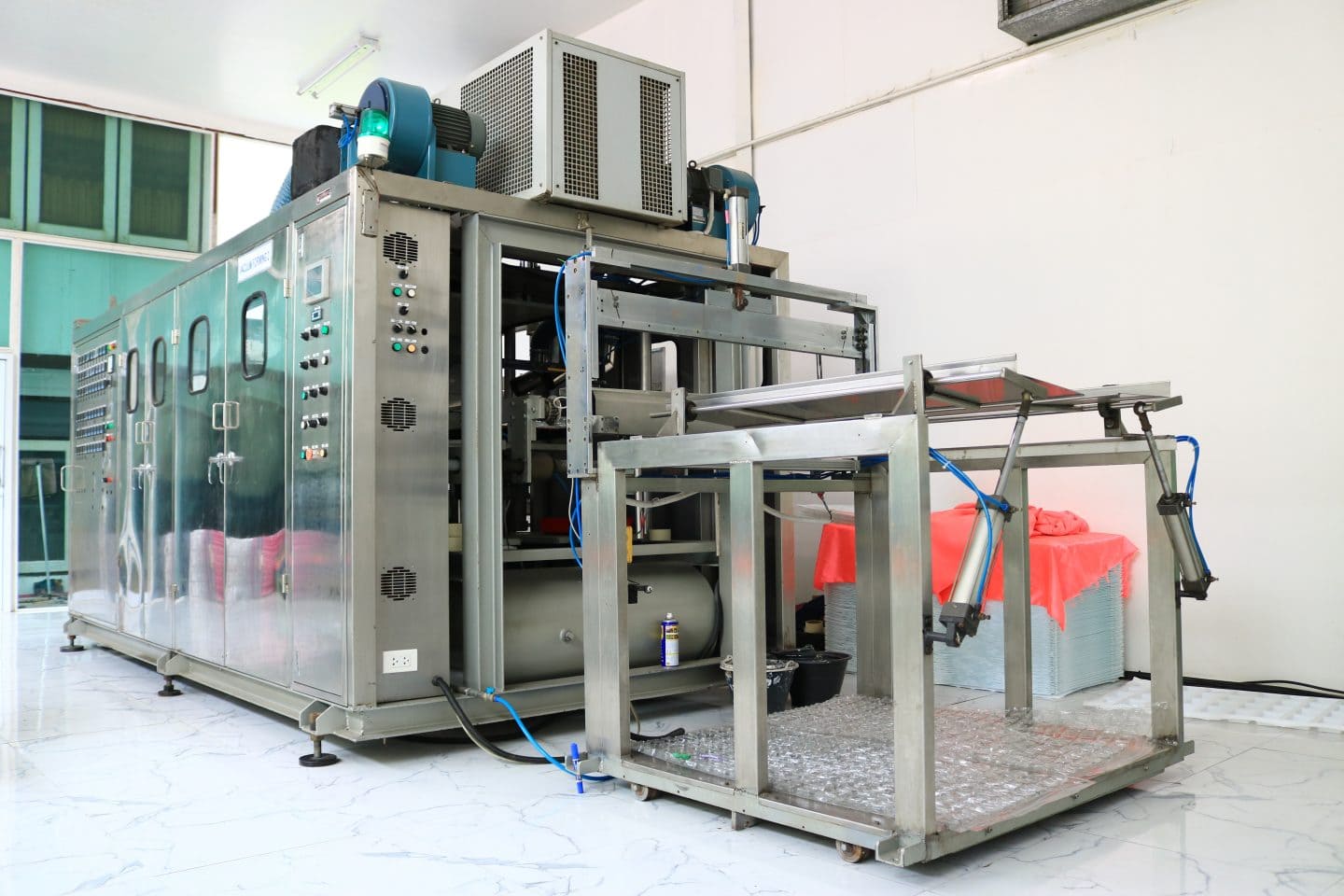 Vacuum thermoforming machine in a factory