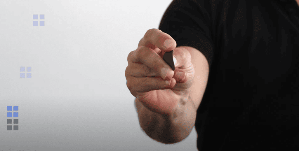 Even with a 1.0 mm thickness, the SLS PA 12 guitar pick already shows good flexibility
