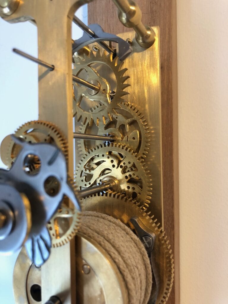 El «Clubklokje» terminado, un reloj de pesas construido desde cero durante el programa de formación de la Sociedad Horológica.