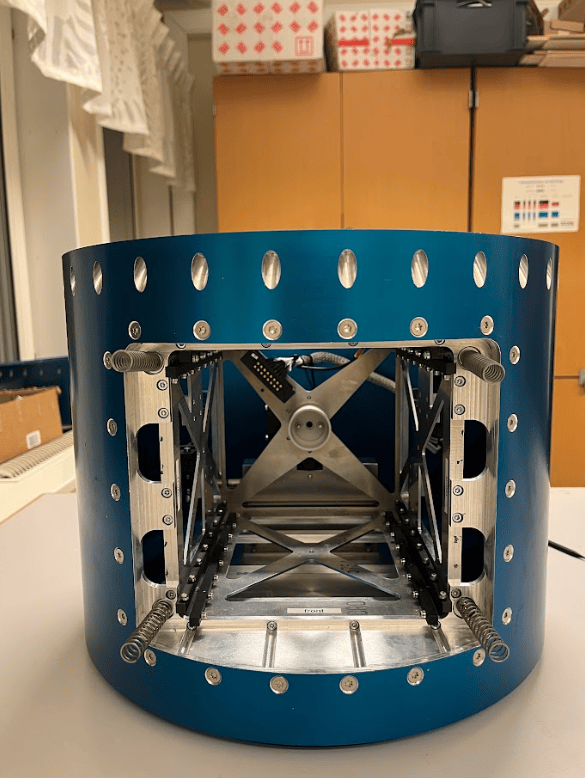 The Free-Falling Unit (FFU) housed within its cylindrical module, featuring CNC-machined aluminium components that provide structural integrity and precision for deployment from the REXUS 34 rocket.©